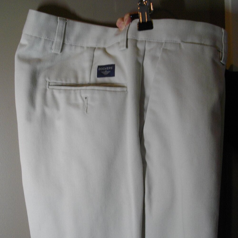 Men's Dockers putty colored dress pants (khaki type). 31x30.